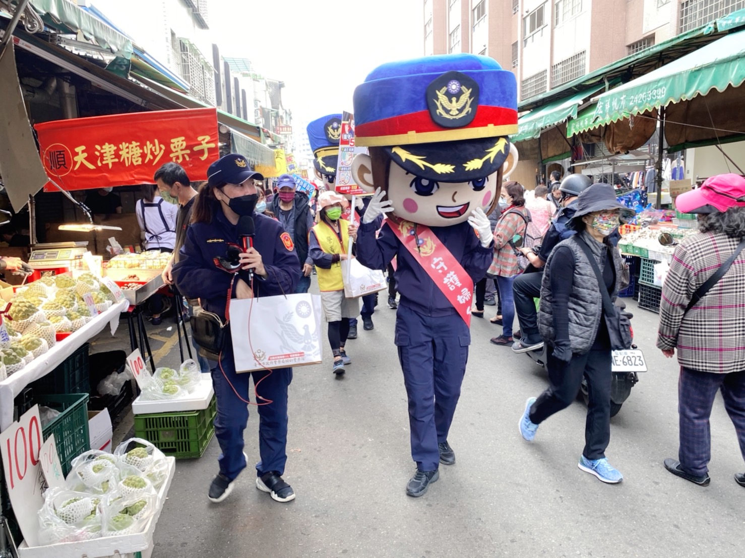 中市婦幼隊水湳市場年節踩街活動派出警察大頭娃娃超吸睛。(圖/記者林㤈輝翻攝) 