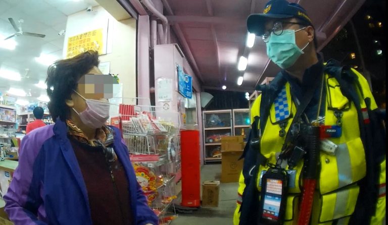 臺中市政府警察局第四分局黎明派出所日前協助迷路張婦返家。(圖/記者謝榮浤翻攝)