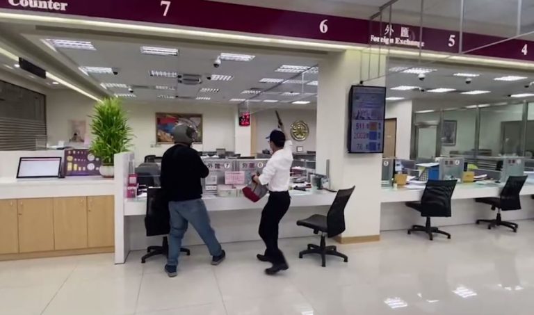 為防止宵小、有心人士覬覦，台灣銀行精密園區分行與春社派出所合作進行「防搶演練」場面逼真宛如電影。(圖/記者謝榮浤翻攝)