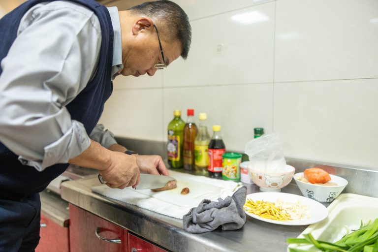 中市警四分局長李建興熟練刀工料理美食。(圖/記者謝榮浤翻攝)