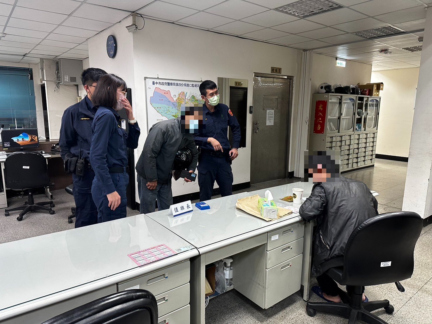 員警運用警政系統確認通知家屬到所接男子返家。