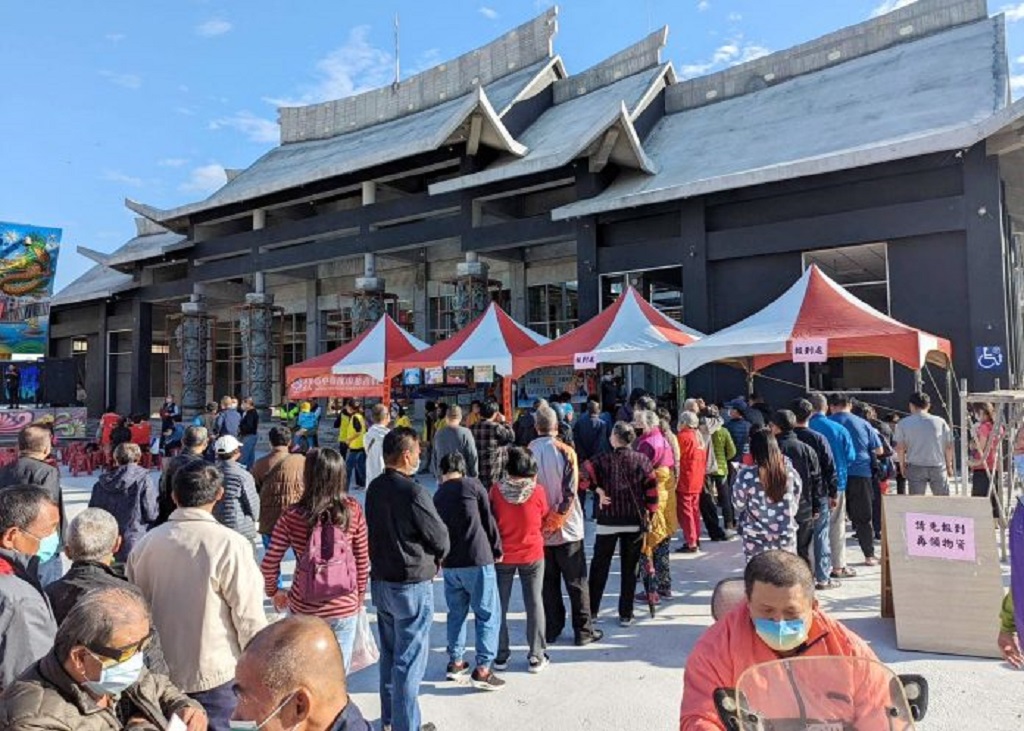 浩天宮寒冬送暖關懷活動，發給境內低收入戶物資，現場大排長龍。(記者林㤈輝翻攝) 