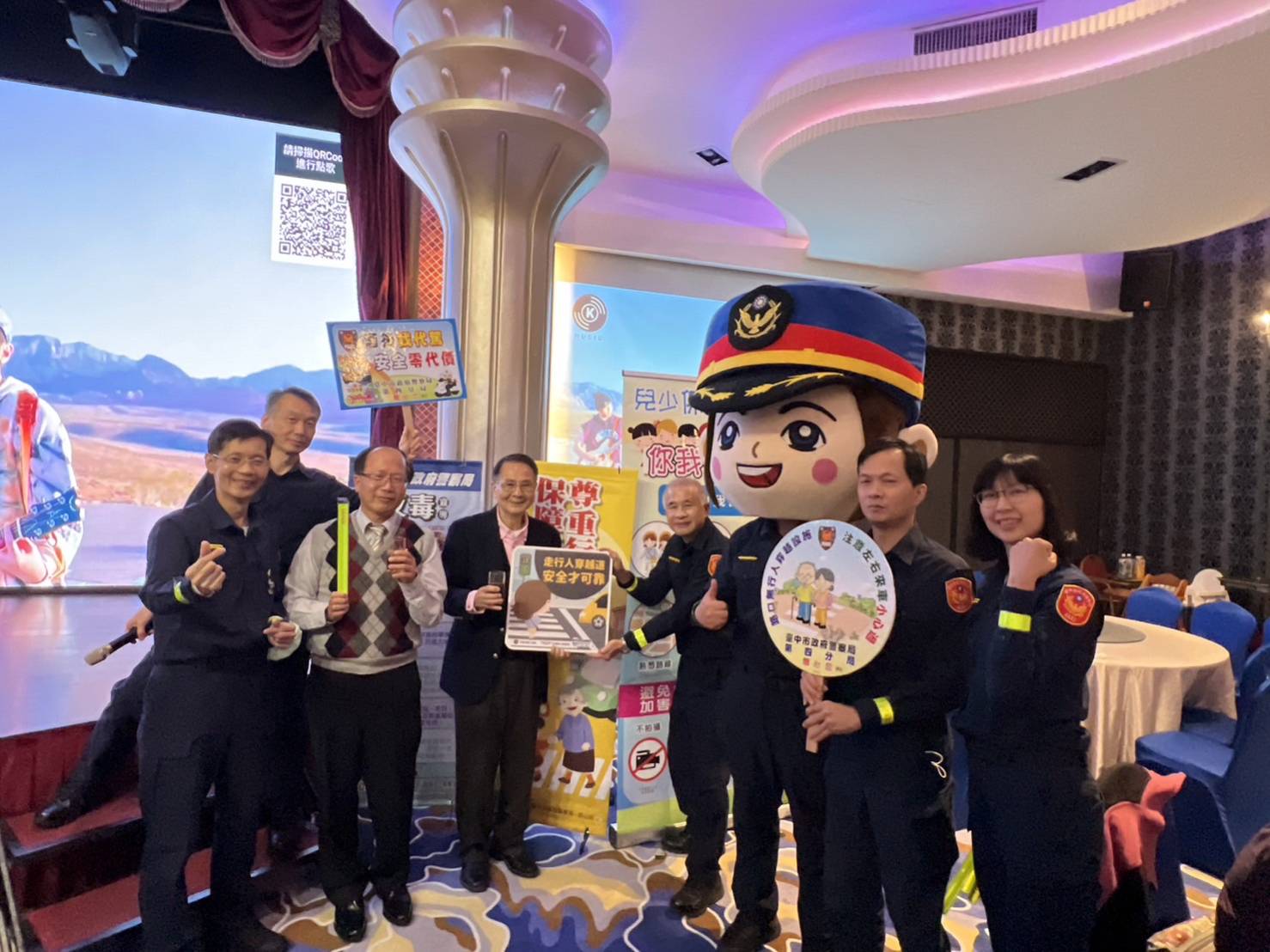 中市警第四辦事處於日前舉辦年終感恩餐會暨表揚績優員警活動，四分局長許明耀宣導夜間使用反光條重要性。(圖/記者謝榮浤翻攝)