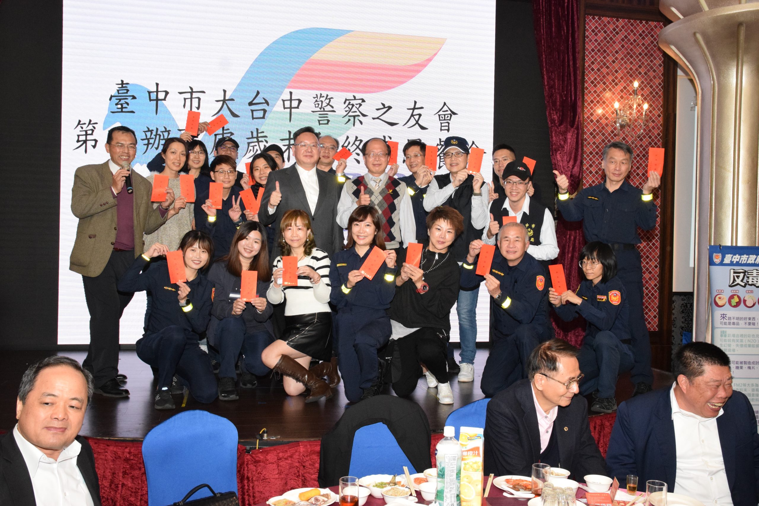 中市警第四辦事處於日前舉辦年終感恩餐會暨表揚績優員警活動，馬來西亞拿督鄭銘鈞(左五)頒發慰勉金。(圖/記者謝榮浤翻攝) 
