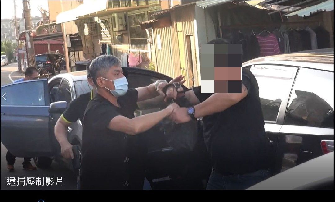 中市警刑大日前偵破槍毒案起獲海洛因香菸槍枝等證物外，並於同行之通緝犯女友隨身物品中查獲毒品大麻、安非他命、海洛因等贓證物。 (圖/記者林㤈輝翻攝) 