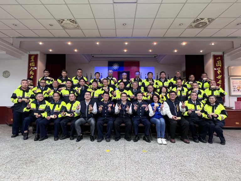 中市府由黃秘書長崇典代表市長慰問豐原分局員警暨民防義警。(圖/記者林㤈輝翻攝)