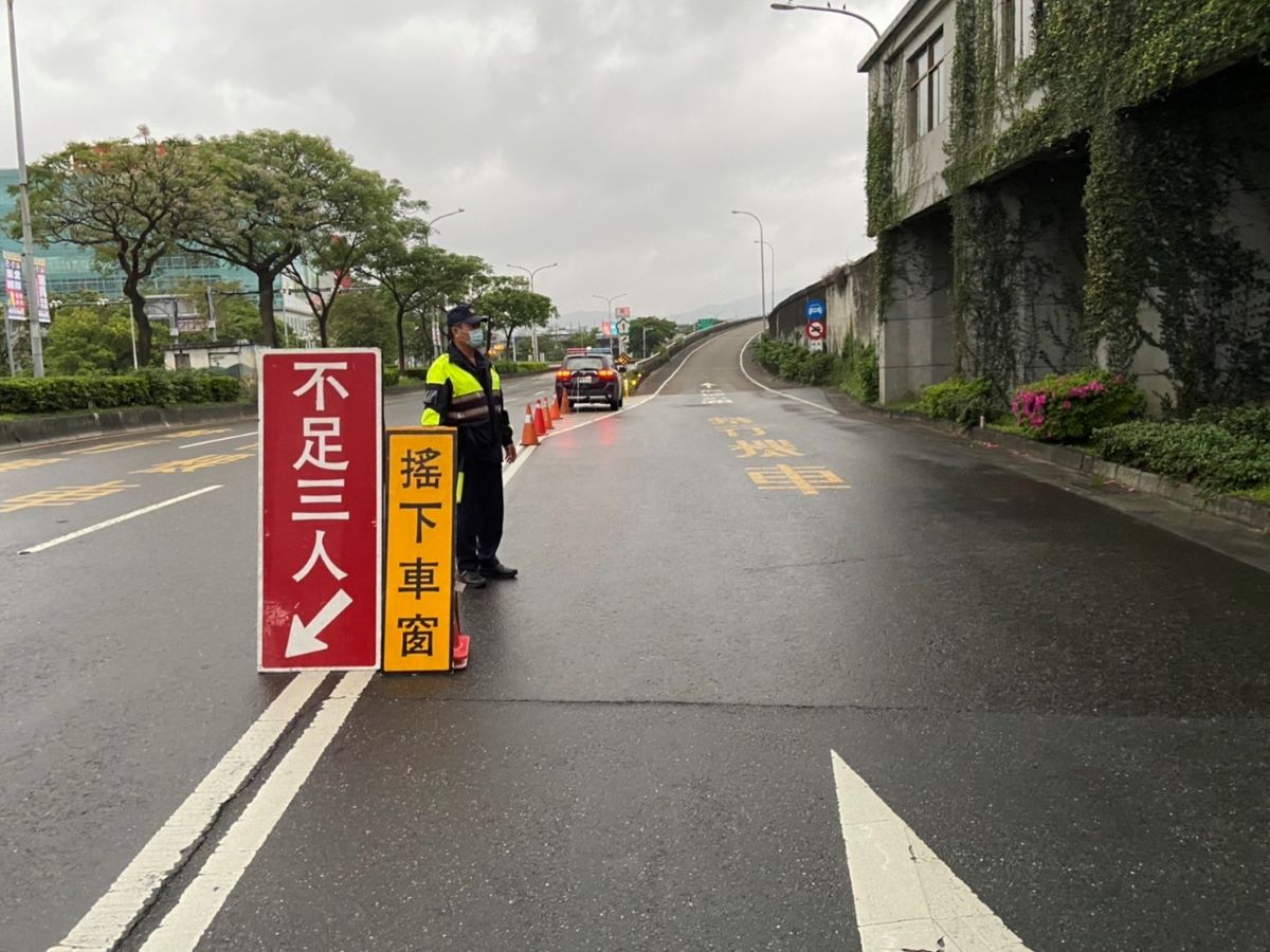 內湖分局員警執行高乘載管制勤務。(記者宋紹誠翻攝)