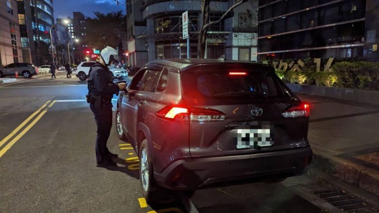 內湖分局員警於基湖路3巷執法。(記者林金聖翻攝)