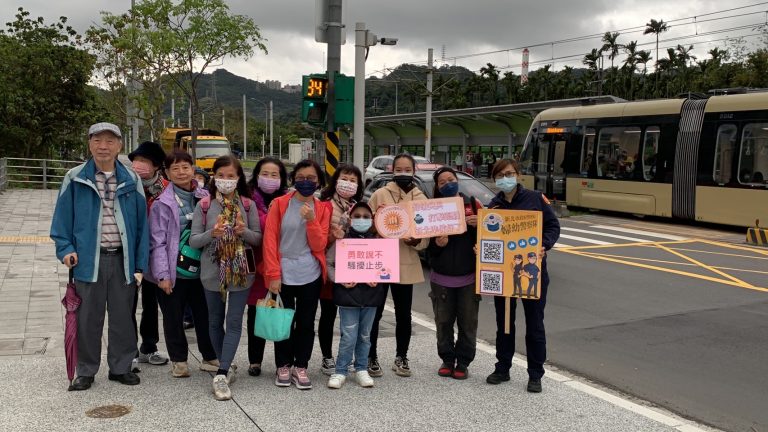 新北市婦幼隊趁著228連假，前往捷運安坑輕軌站進行法律觀念宣導。（記者趙靜姸翻攝）