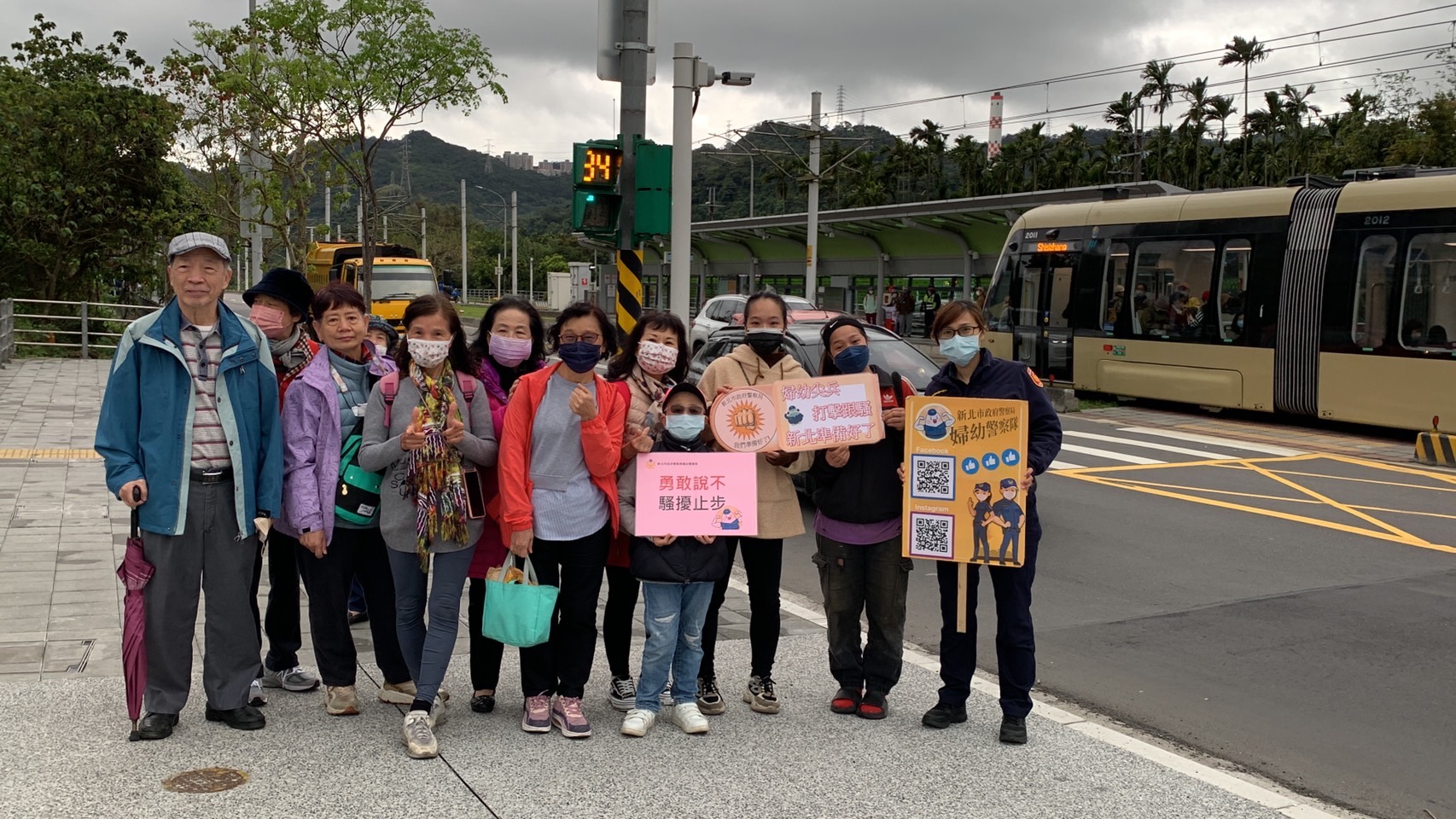 新北市婦幼隊趁著228連假,前往捷運安坑輕軌站進行法律觀念宣導。(記者趙靜姸翻攝)