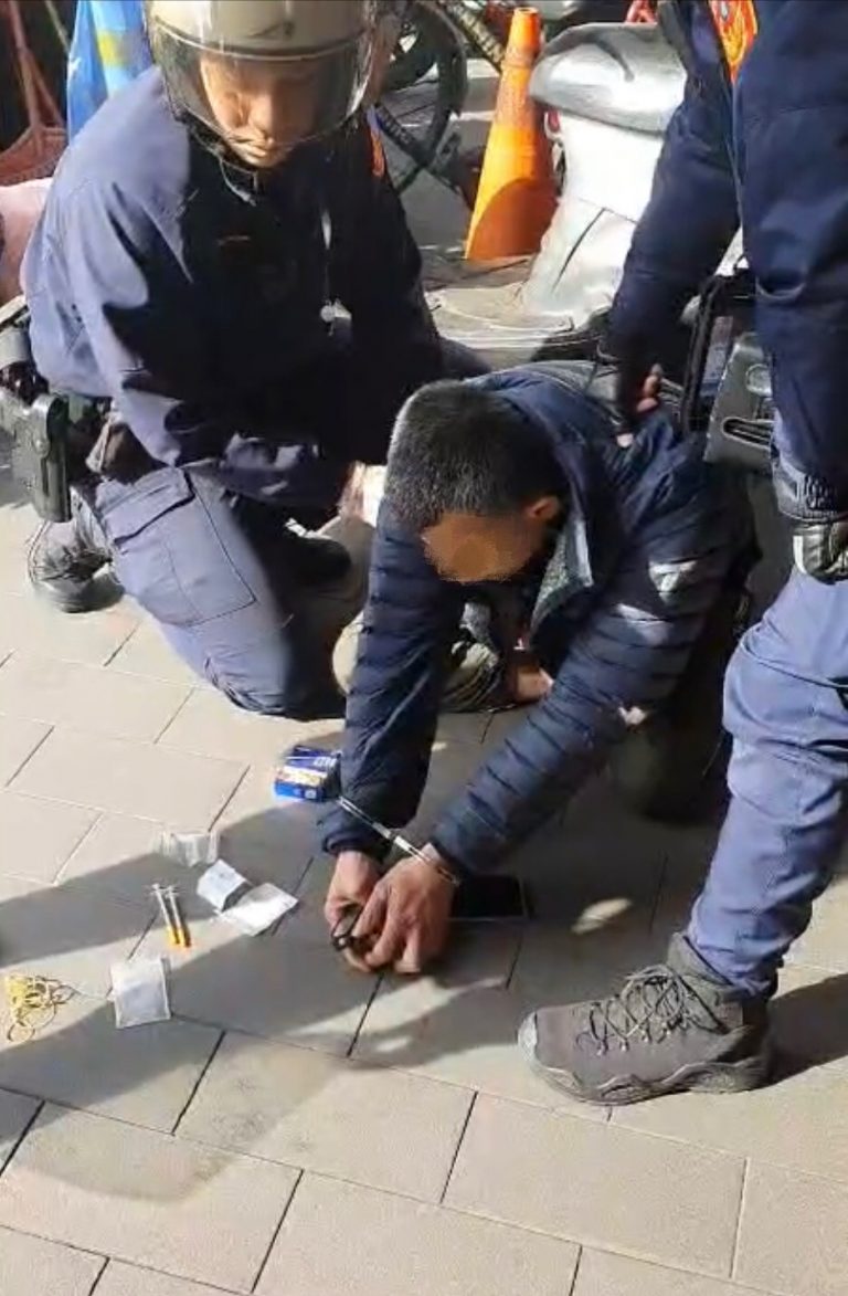 板橋警合力圍捕竊車毒蟲。（記者戴昱弘翻攝）