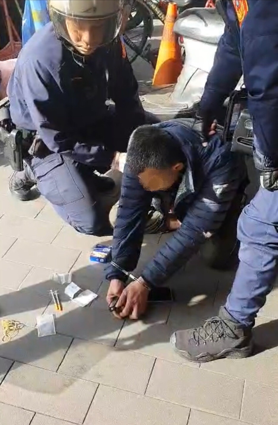 板橋警合力圍捕竊車毒蟲。(記者戴昱弘翻攝)