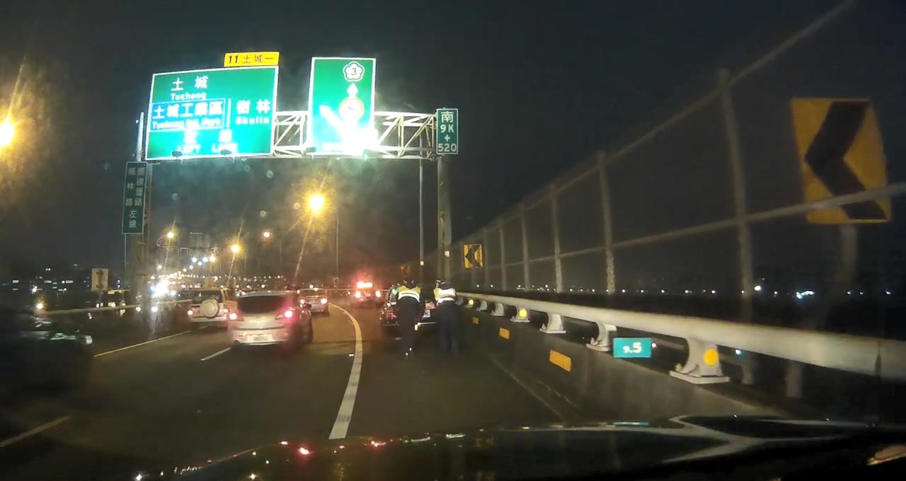 土城警趕緊協助車主推車至路肩待援。（記者徐煜勝翻攝）