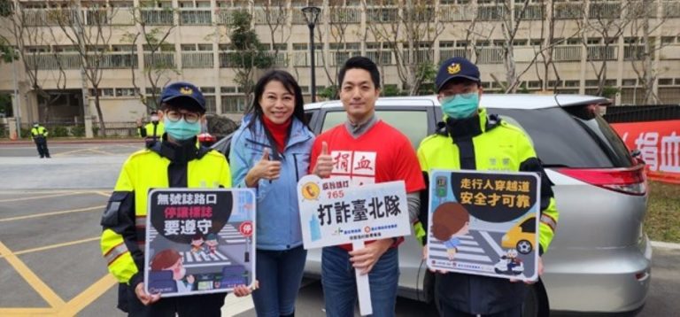 蔣萬安市長、闕枚莎議員與內湖波麗士一同犯罪預防宣導。(記者宋紹誠翻攝)