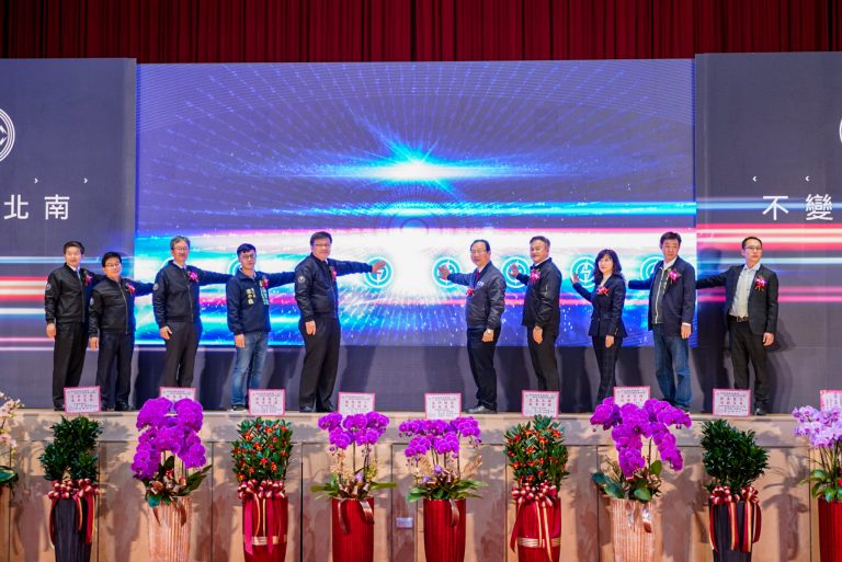 台電北南區新民多功能變電所大樓舉辦喬遷啟用典禮，圖左起為台電北南區處處長黃銘宏、副總經理陳銘樹、總經理王耀庭、立委羅致政辦公室執行長沈中皓、代理董事長曾文生、立委林德福、台電工會理事長吳有彬、新北市府經發局副局長盛筱蓉、新民里里長陳博盛、台電工會常務理事王為民。（圖／台電提供）