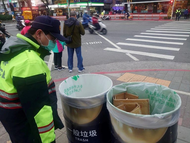 臺北市保安警察大隊佈署多層次、高密度、全方位的步巡警力，深入四大展區會場執行維安工作，巡查垃圾桶檢視有無類似或可疑爆裂物。(記者宋紹誠翻攝)