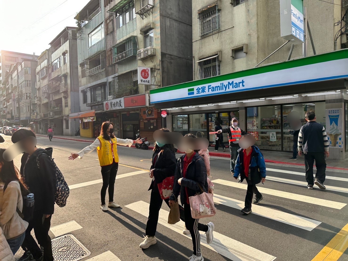 中小學開學日收心返校，文山第二分局執行護童勤務。（記者趙靜姸翻攝）