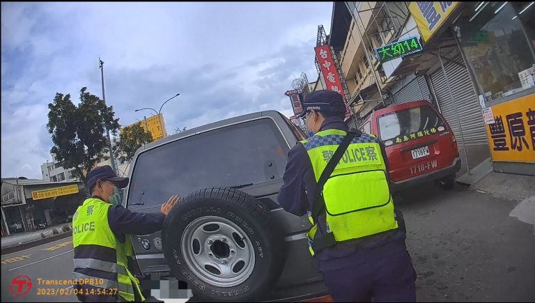 臺中市政府警察局豐原分局日前助車輛拋錨民眾排除狀況。(圖/記者謝榮浤翻攝)