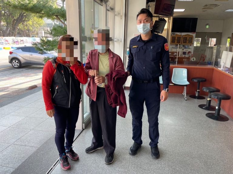 中市警豐原分局日前協助迷路失智翁返家。(圖/記者謝榮浤翻攝)
