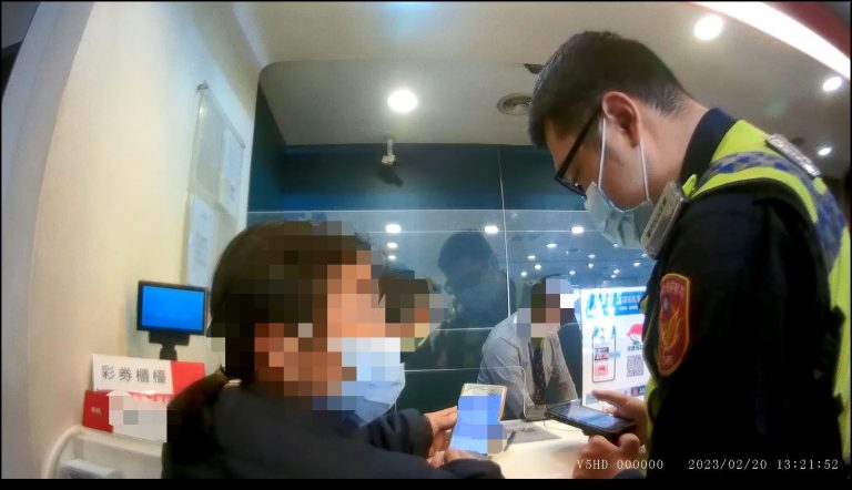 市警豐原分局警銀聯手成功阻詐保住婦34萬元。(圖/記者謝榮浤翻攝)