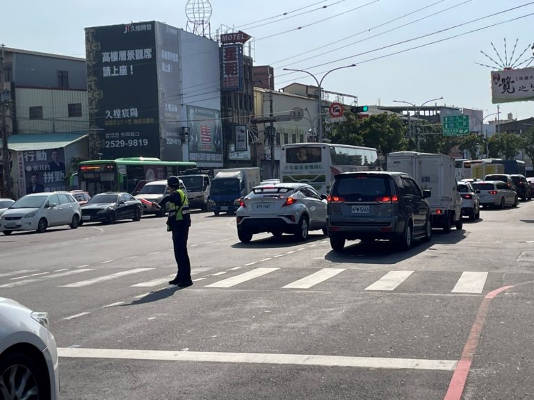 連續假期中市警豐原分局除派員加強交通疏導，並提供相關管制措施及改道替代路線資訊。(圖/記者謝榮浤翻攝)