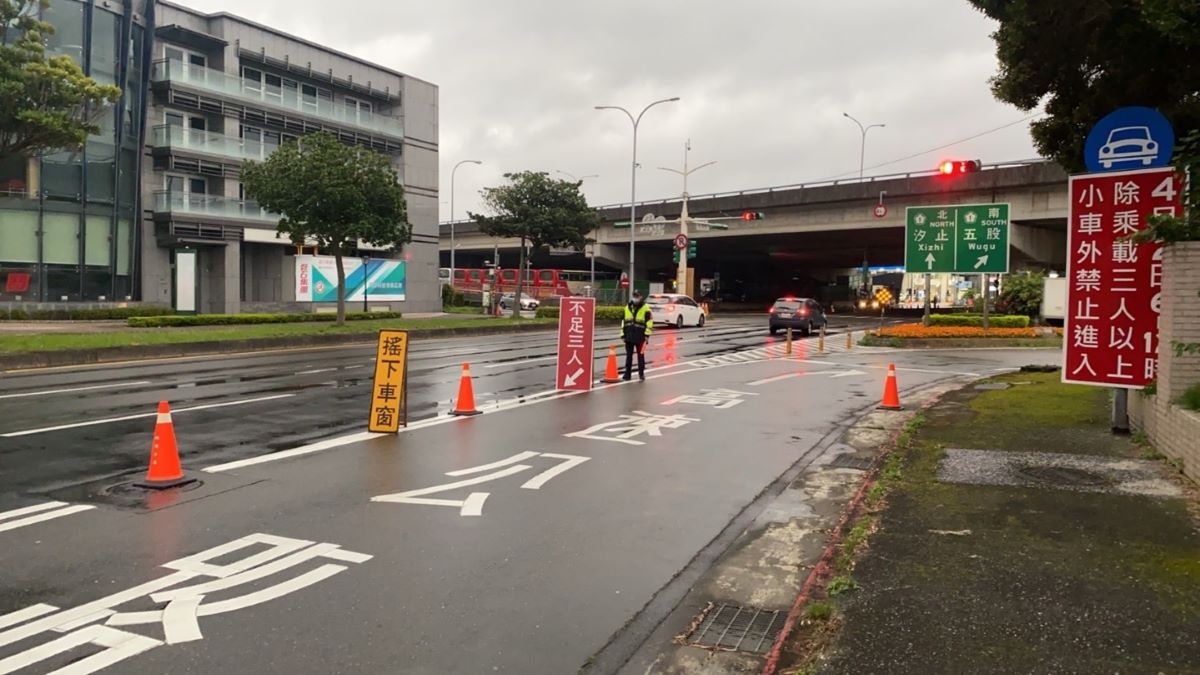 內湖分局員警執行高乘載管制勤務。(記者宋紹誠翻攝)
