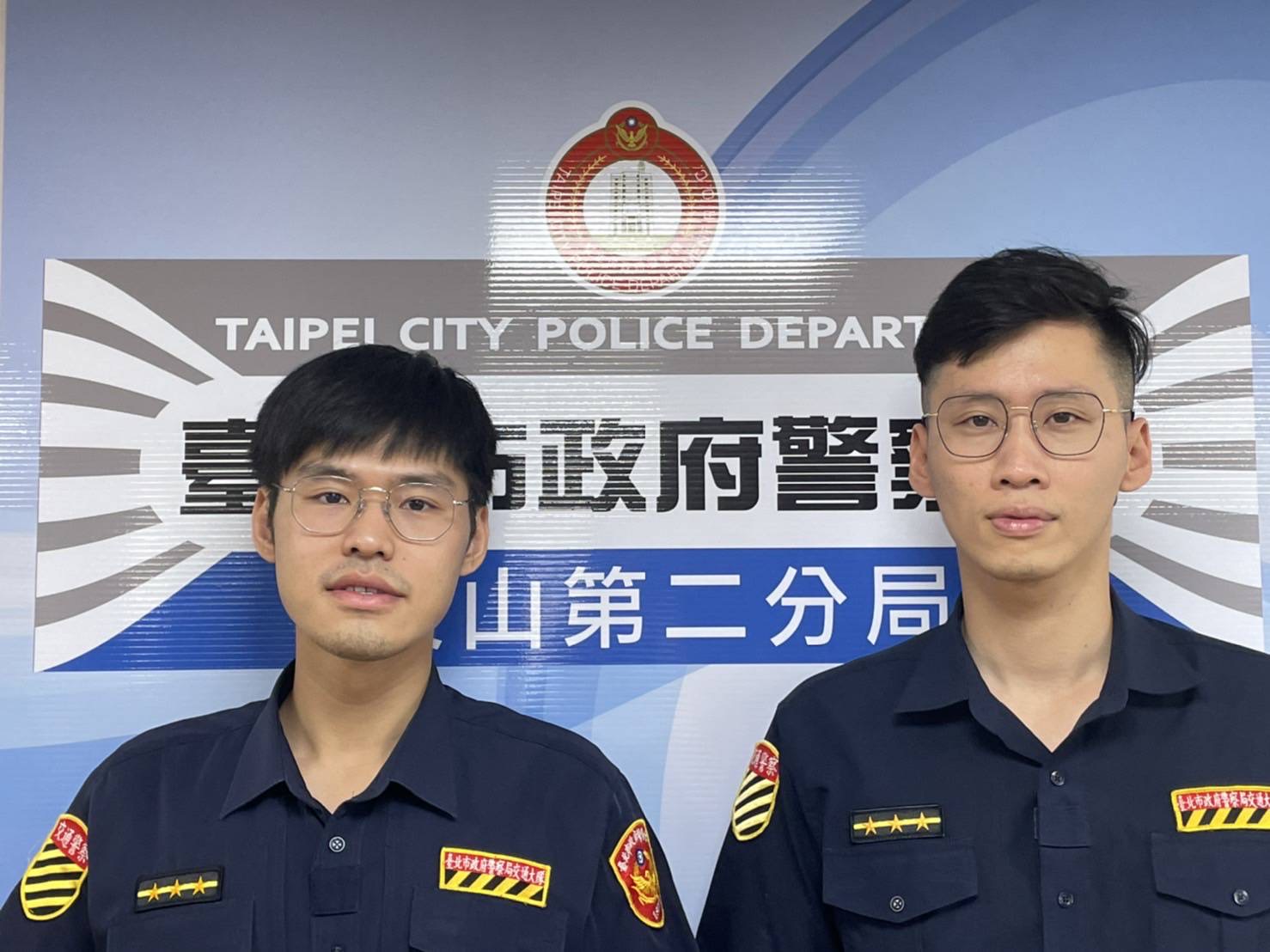 交通分隊警員許冠逸（左）、郭鴻權（右）攔查發現王男酒駕，依公共危險罪移送法辦。（記者楊國域翻攝）
