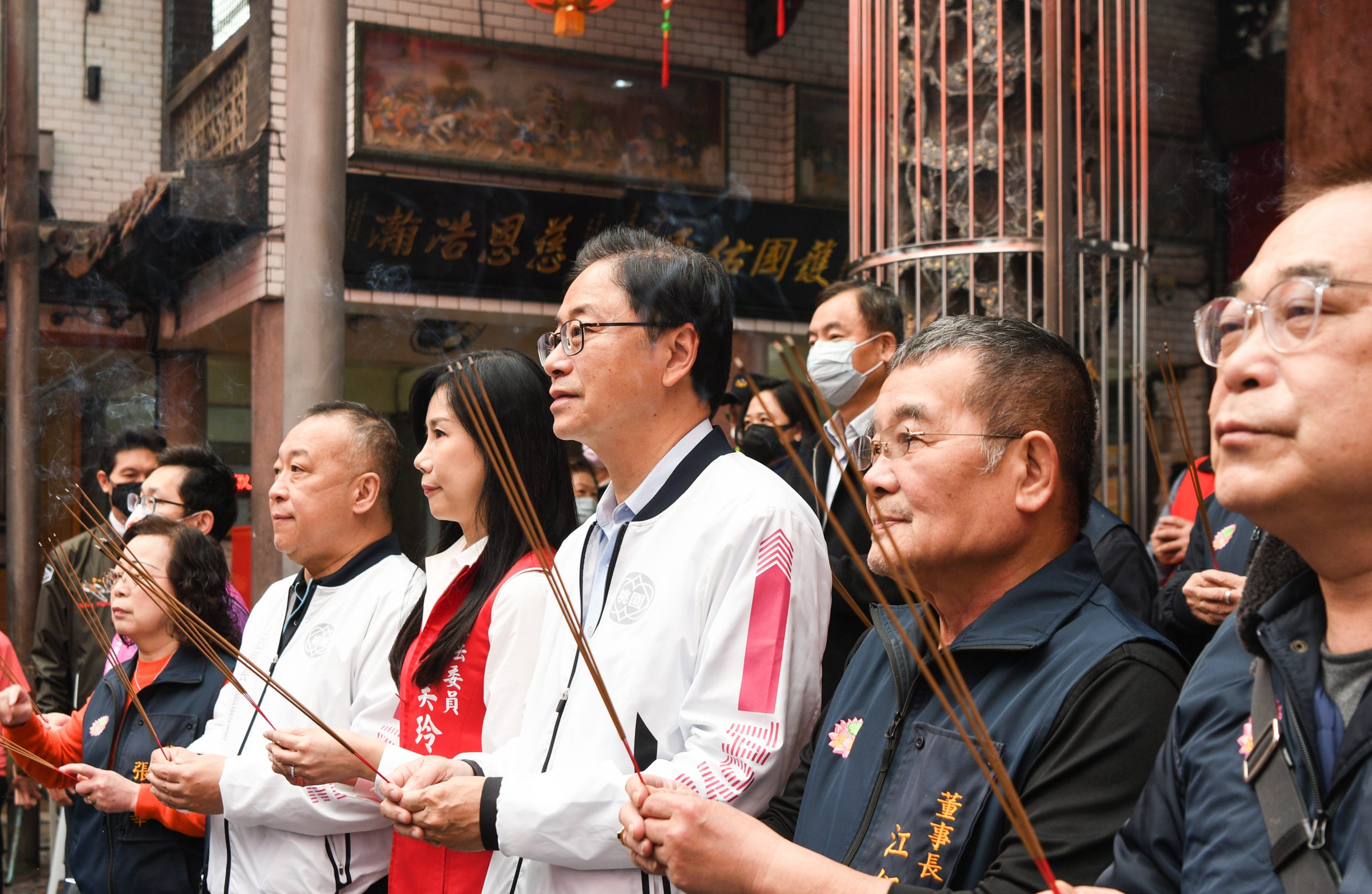 市長張善政(右三)、立法委員萬美玲(左三)、市府民政局長劉思遠(左二)上午一同前往桃園蓮華寺參香祈福。(圖/桃園巿政府提供)