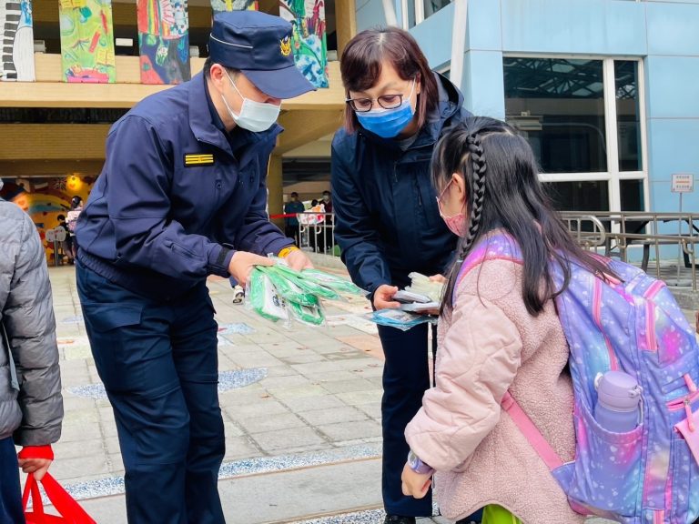 海山分局長王鴻儒到校門口關懷孩童。（記者戴昱弘翻攝）