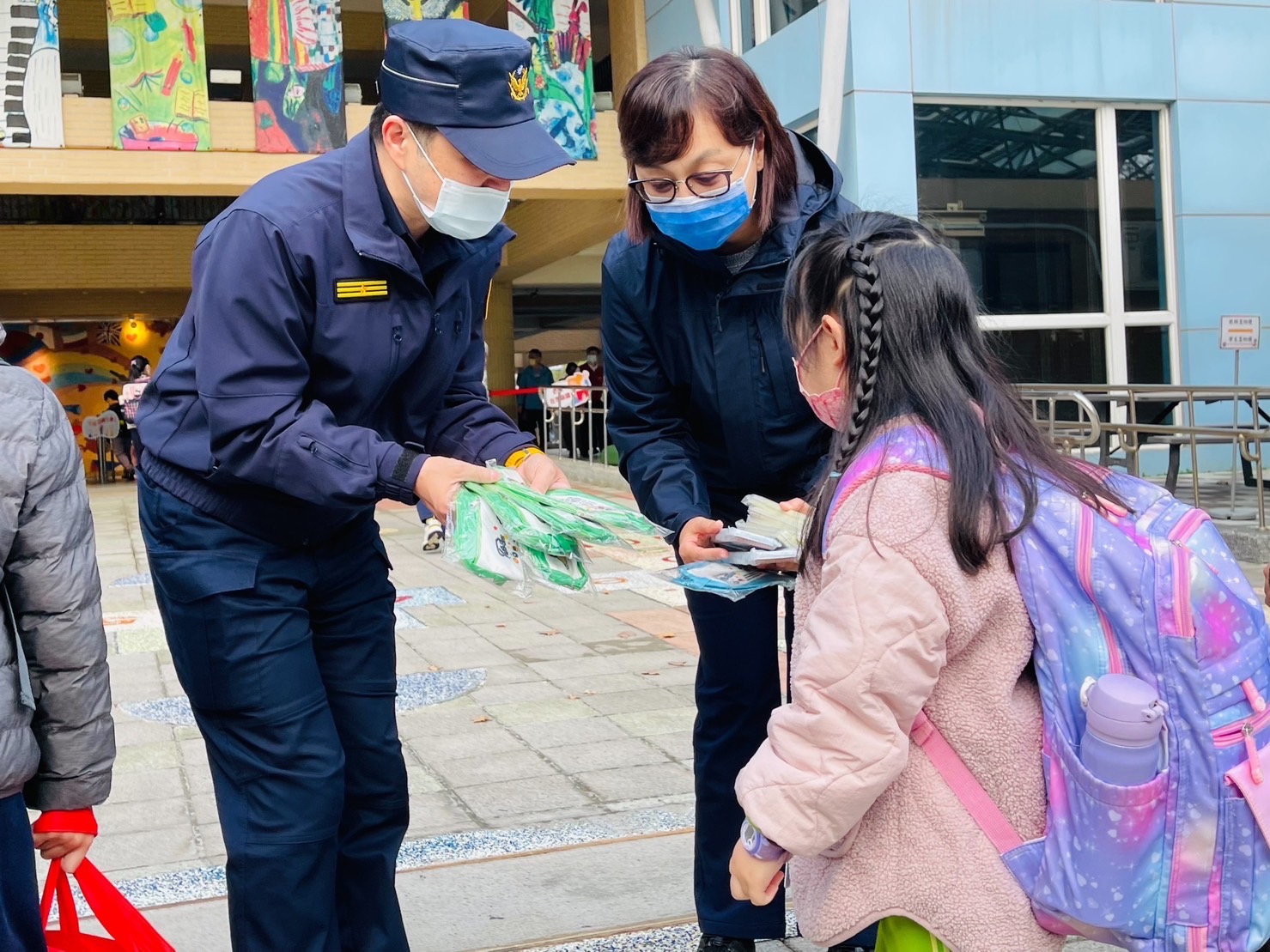 海山分局長王鴻儒到校門口關懷孩童。（記者戴昱弘翻攝）