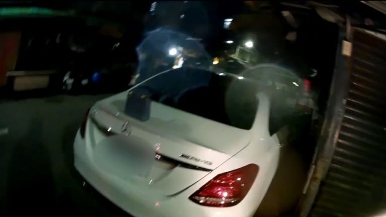 員警巡邏時發現路邊車輛有遺落女用提包。（記者林金聖翻攝）