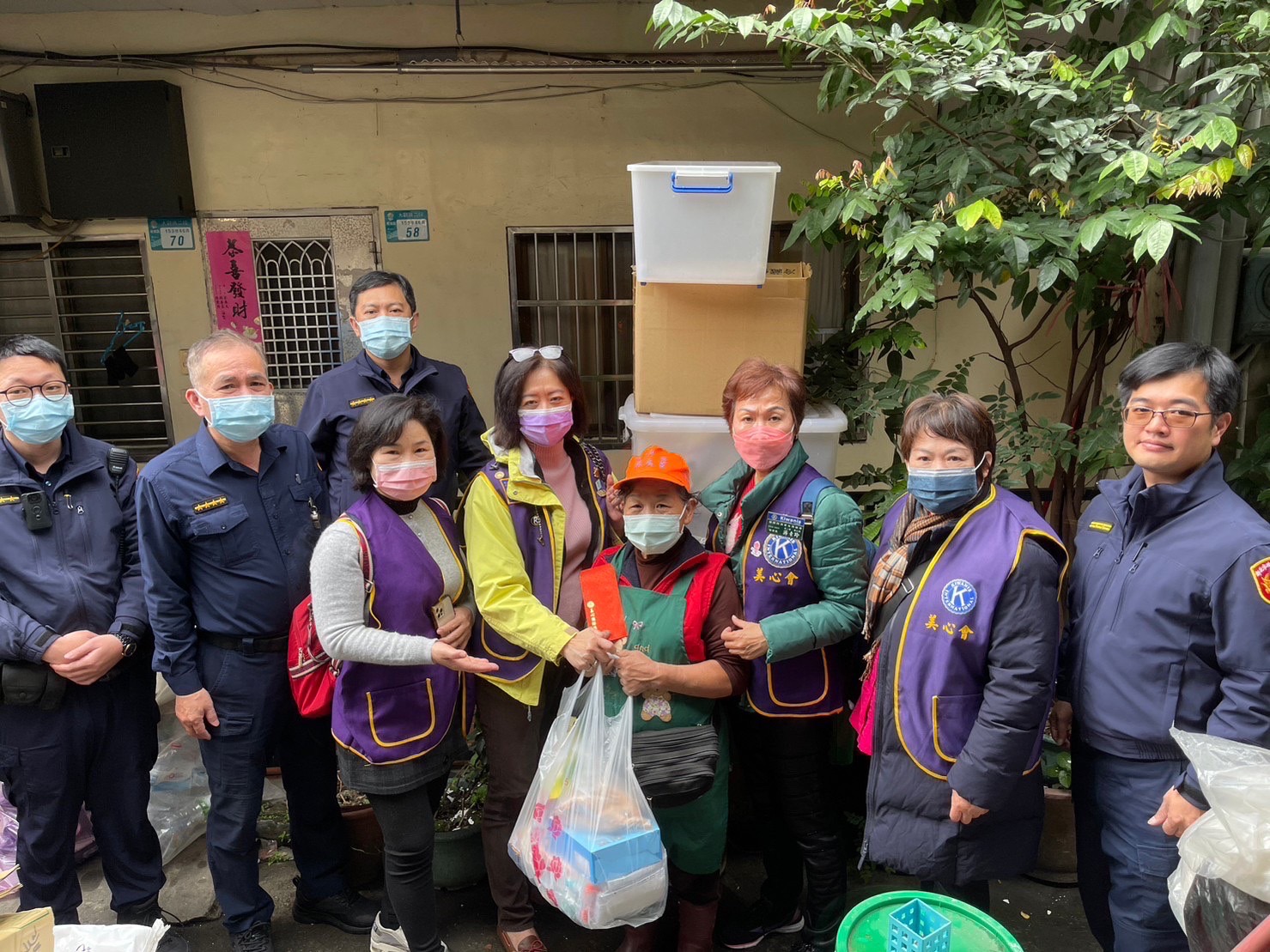 板橋分局與美心會前往轄區弱勢家庭中關懷送物資。（記者戴昱弘翻攝）