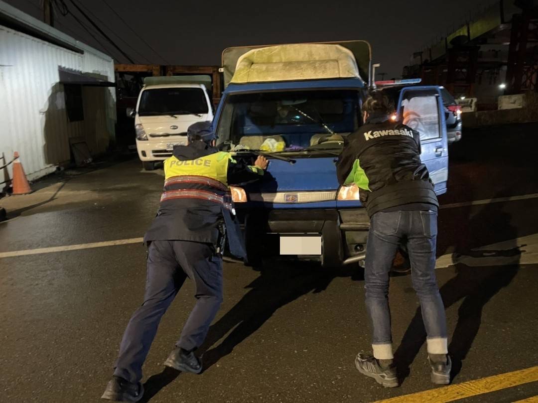 外社所所長江弘裕及員警蘇子瀗當機立斷徒手推車避免交通堵塞。（記者宋紹誠翻攝）