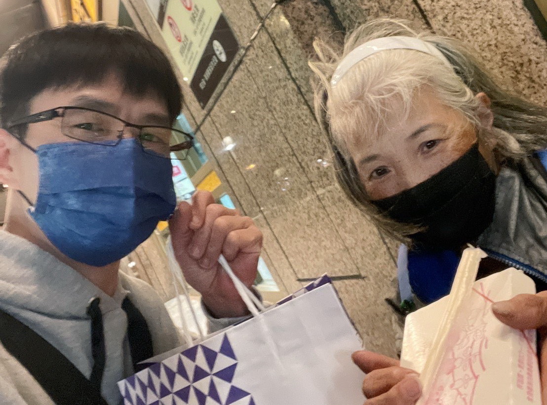 游小豪將熱騰騰的便當分送給弱勢族群。(記者徐煜勝翻攝)