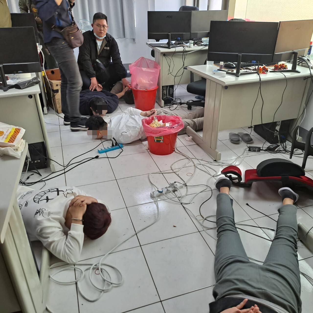 永和分局破獲詐騙集團機房。(記者徐煜勝翻攝)