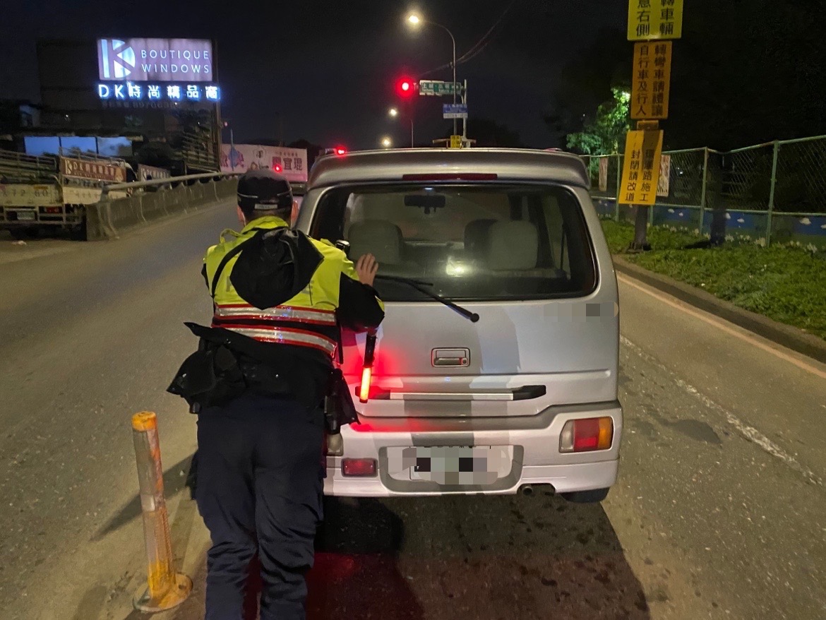 樹林警協助車主推車（記者徐煜勝翻攝）