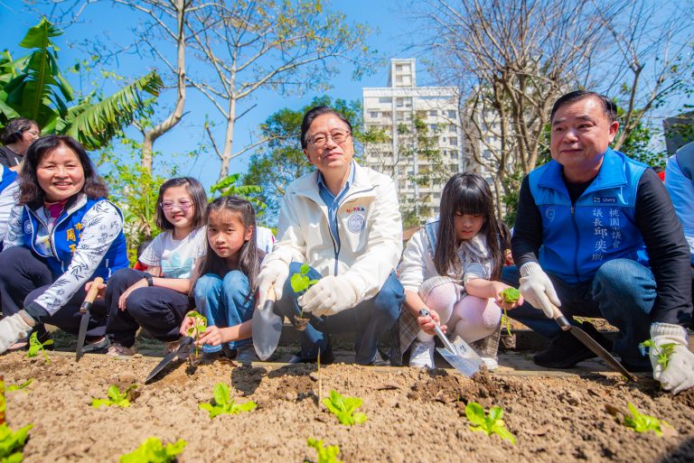 巿長張善政（中）與議長邱奕勝（右一）在桃園小農場體驗小黃瓜的種植樂趣。(圖/桃園巿政府提供)