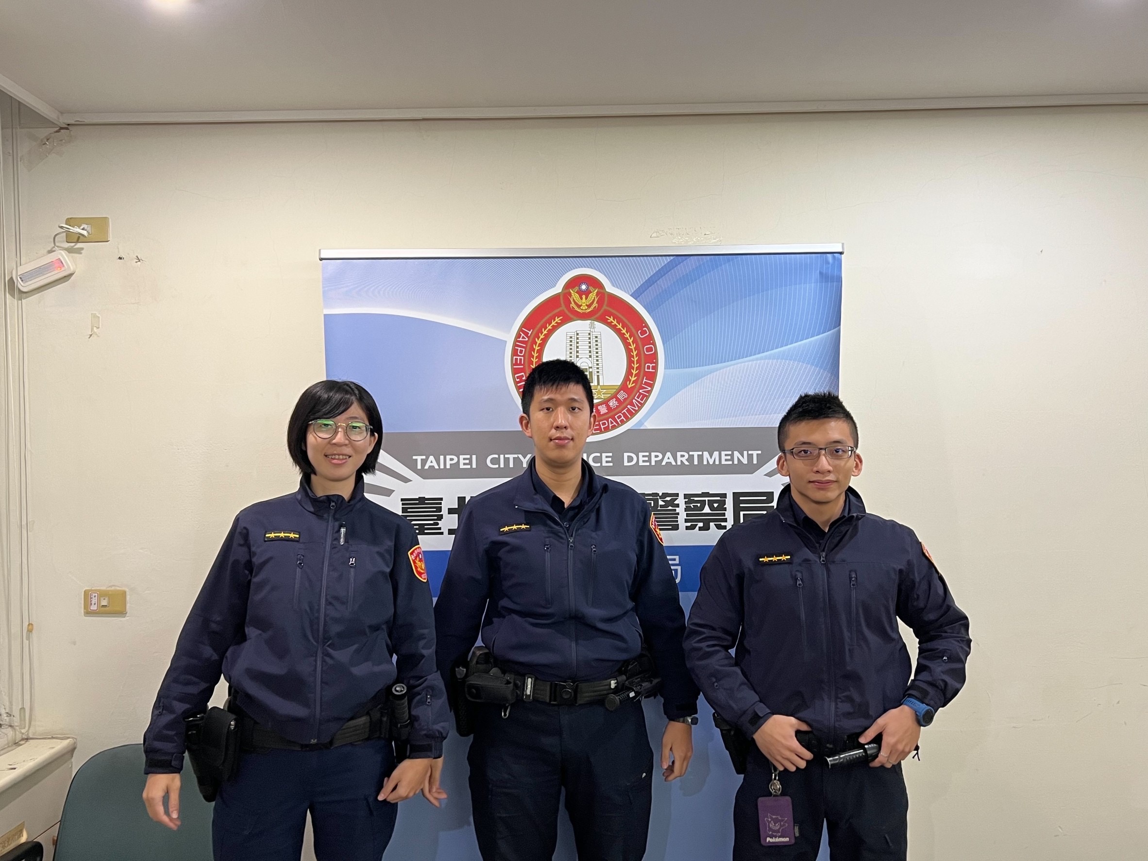 復興所員警沈家鈞、王聖評、劉欣怡抽絲剝繭查出老婦身分，順利助返家。（記者吳萍翻攝）   