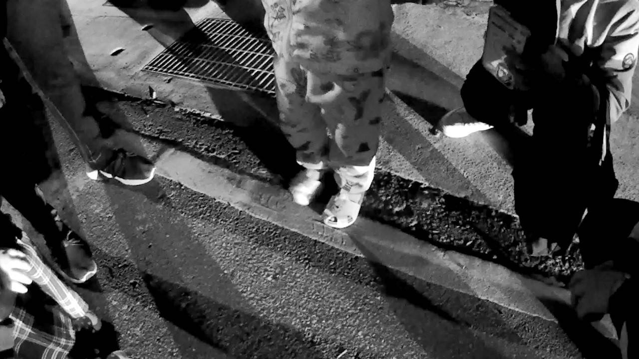 中路所員警劉朝榕及陳怡均助迷路小童回家。（記者包克明翻攝）