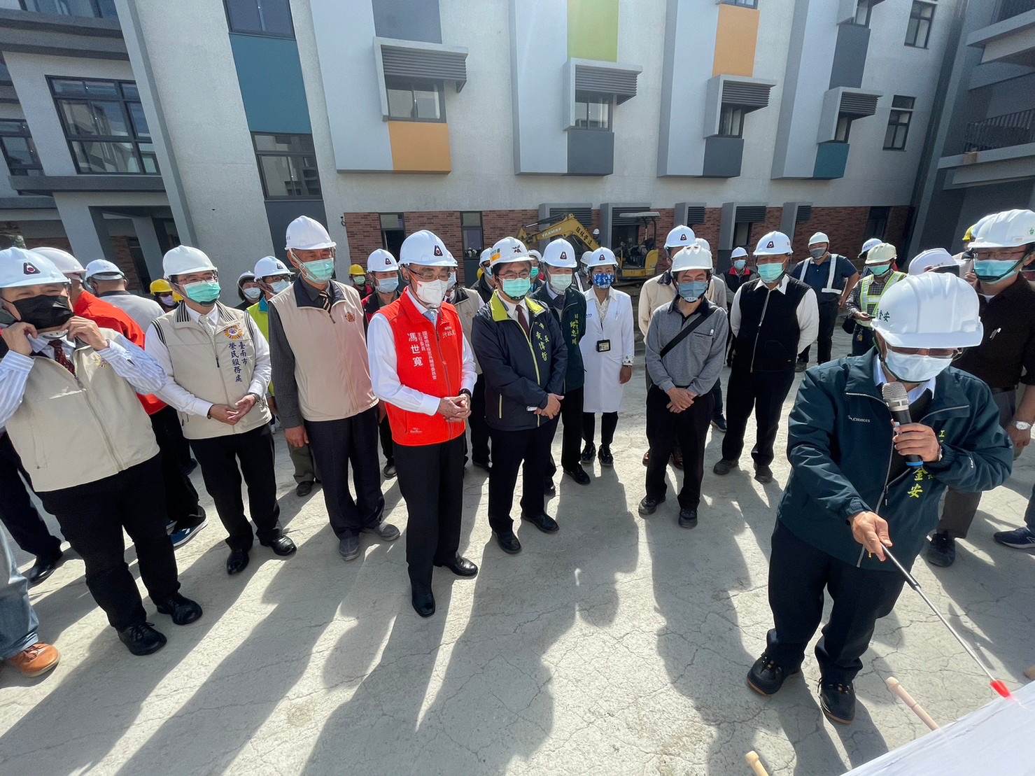 國軍退除役官兵輔導委員會主任委員馮世寬南下關心台南巿新建榮譽國民之家工程。(圖/台南巿政府提供)
