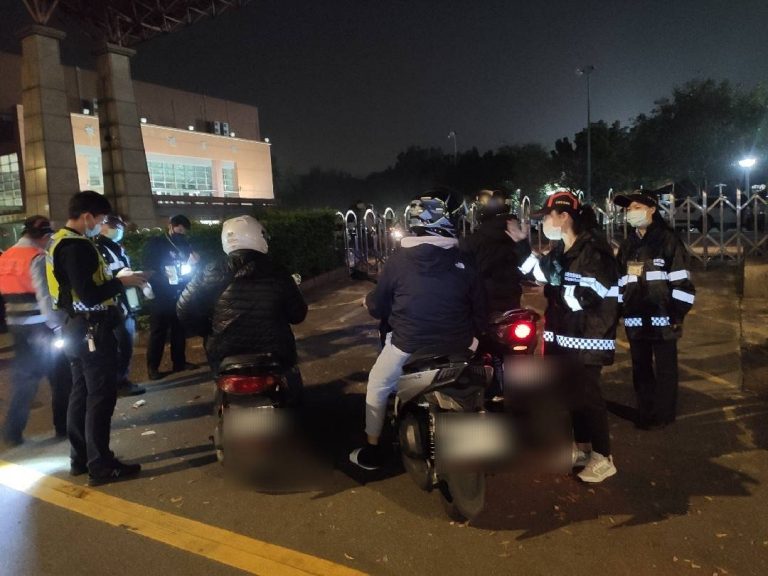 板橋分局與監理站聯合稽查。（記者戴昱弘翻攝）