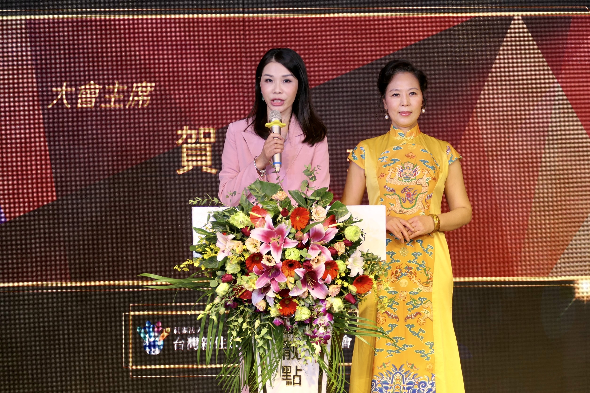 台灣新住民經貿文化交流協會理事長賀樺（左）與副理事長黃淑琴（右）感謝理監事團隊與全體會員無私奉獻。(記者趙靜姸攝)