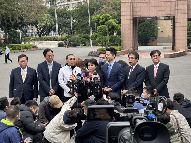 台南巿長黃偉哲北上赴新內閣首次院會，為巿民爭取中央協助地方振興疫後經濟。（圖/台南巿政府提供）