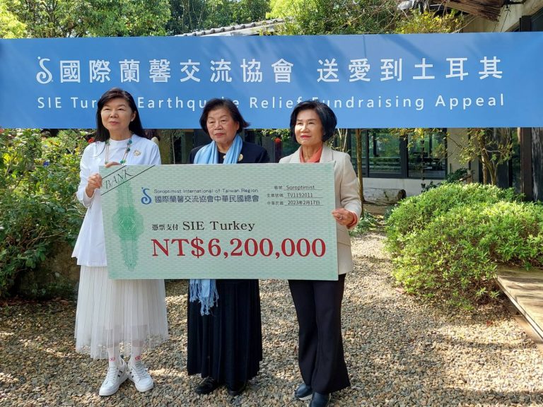 由右至左-國際蘭馨交流協會中華民國總會現任總監汪呂寶蕉、創會總監蔡鈴蘭、前立法委員潘維剛，送愛到土耳其捐助儀式。(圖/國際蘭馨交流協會中華民國總提供)