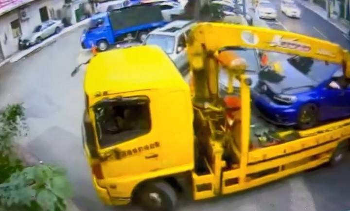 車場將事故車載往野人谷製造假車禍。(記者林金聖翻攝)