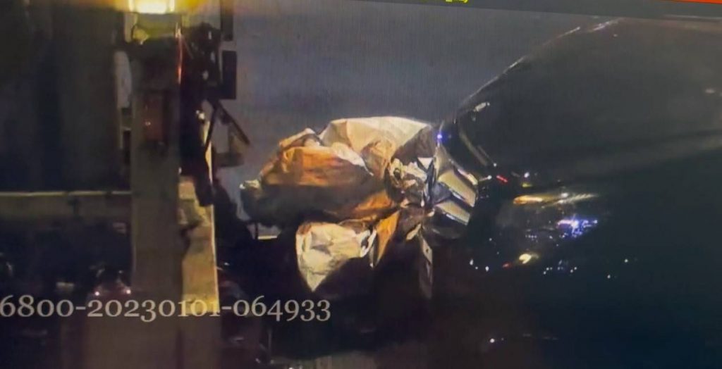 拖吊車將2事故車故佈疑陣成車禍現場詐保。(記者林金聖翻攝)
