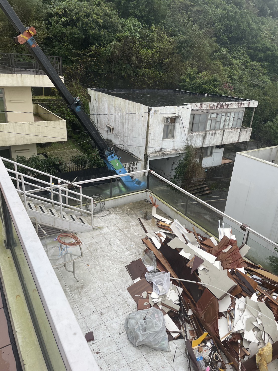 2月8日起預計30日強制執行拆除違章建築,確認其未領有民宿合格證、消防設備不齊全外,亦認定違建事實明確。(記者楊國域翻攝)