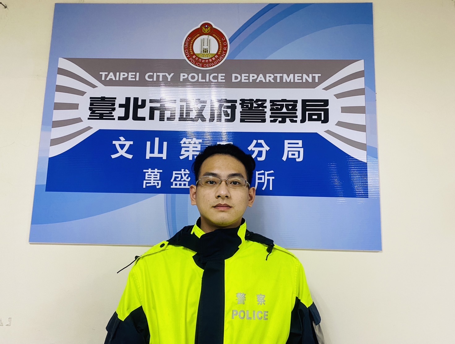 萬盛所員警羅虢謙駕駛警車，火速護送民眾抵達醫院就醫。（記者楊國域翻攝）