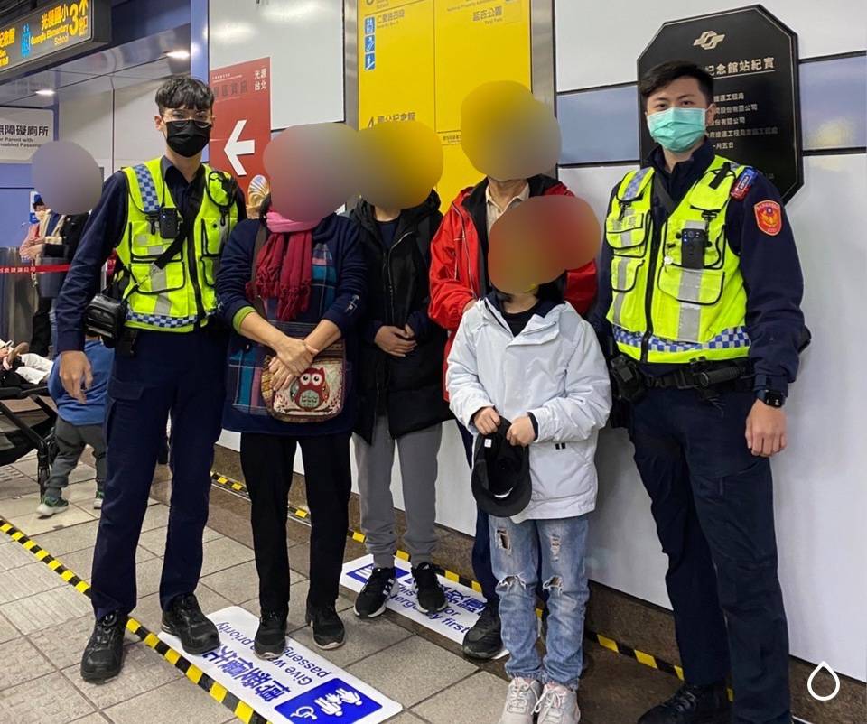 爺爺奶奶頻頻向警員表達感謝之意。(記者林金聖翻攝)