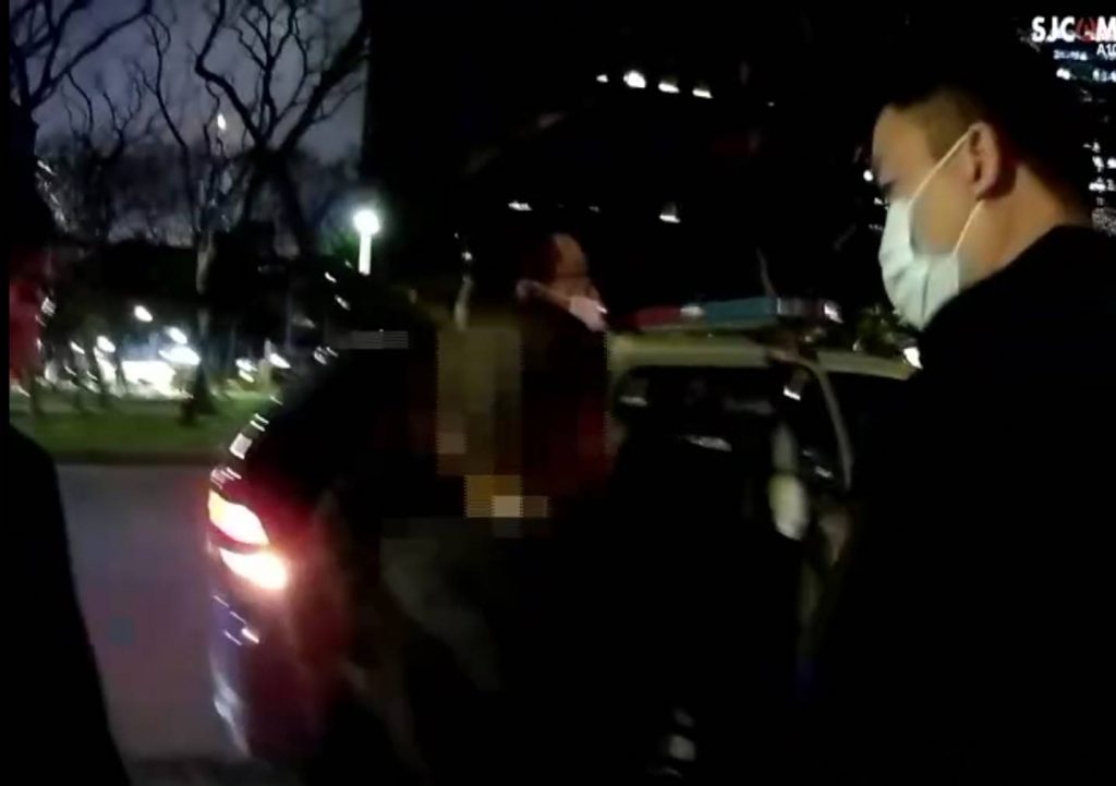 警將少年車手帶回派出所偵辦。(記者林金聖翻攝)